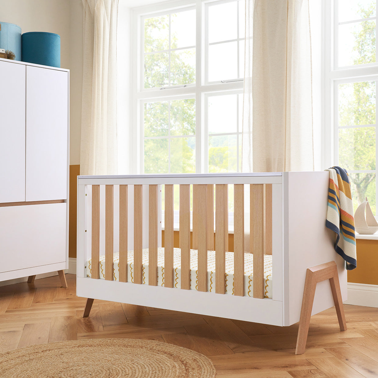 Tutti Bambini Fuori Cot Bed in White Light Oak IL Tutto UK iL Tutto UK